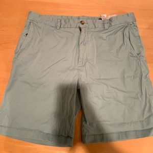 vineyard vines cargo shorts (comes with belt)